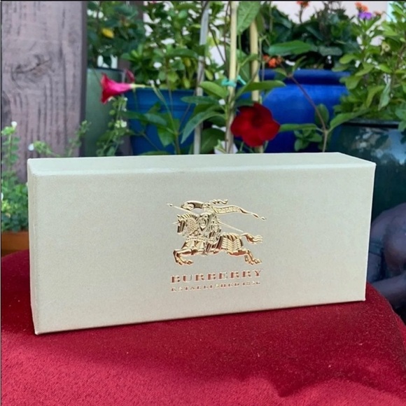 🕶️ New Burberry Iconic Tartan Plaid Sunglasses 🕶️ - Picture 6 of 16